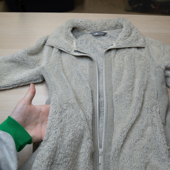 The North Face Women's Plush Fleece Jacket - Size Small, Cozy Warmth - Picture 3 of 7